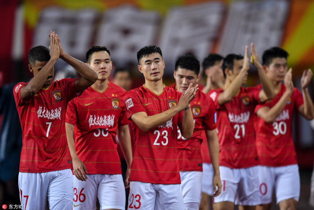 AC米兰训练开放日，关键时刻造点机会引欢呼，中超在即，团队化学反应显著(ac米兰足球俱乐部官方区域合作伙伴)