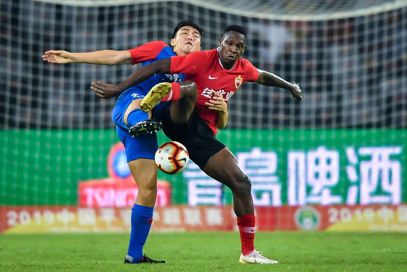 AC米兰训练开放日，关键时刻造点机会引欢呼，中超在即，团队化学反应显著(ac米兰足球俱乐部官方区域合作伙伴)