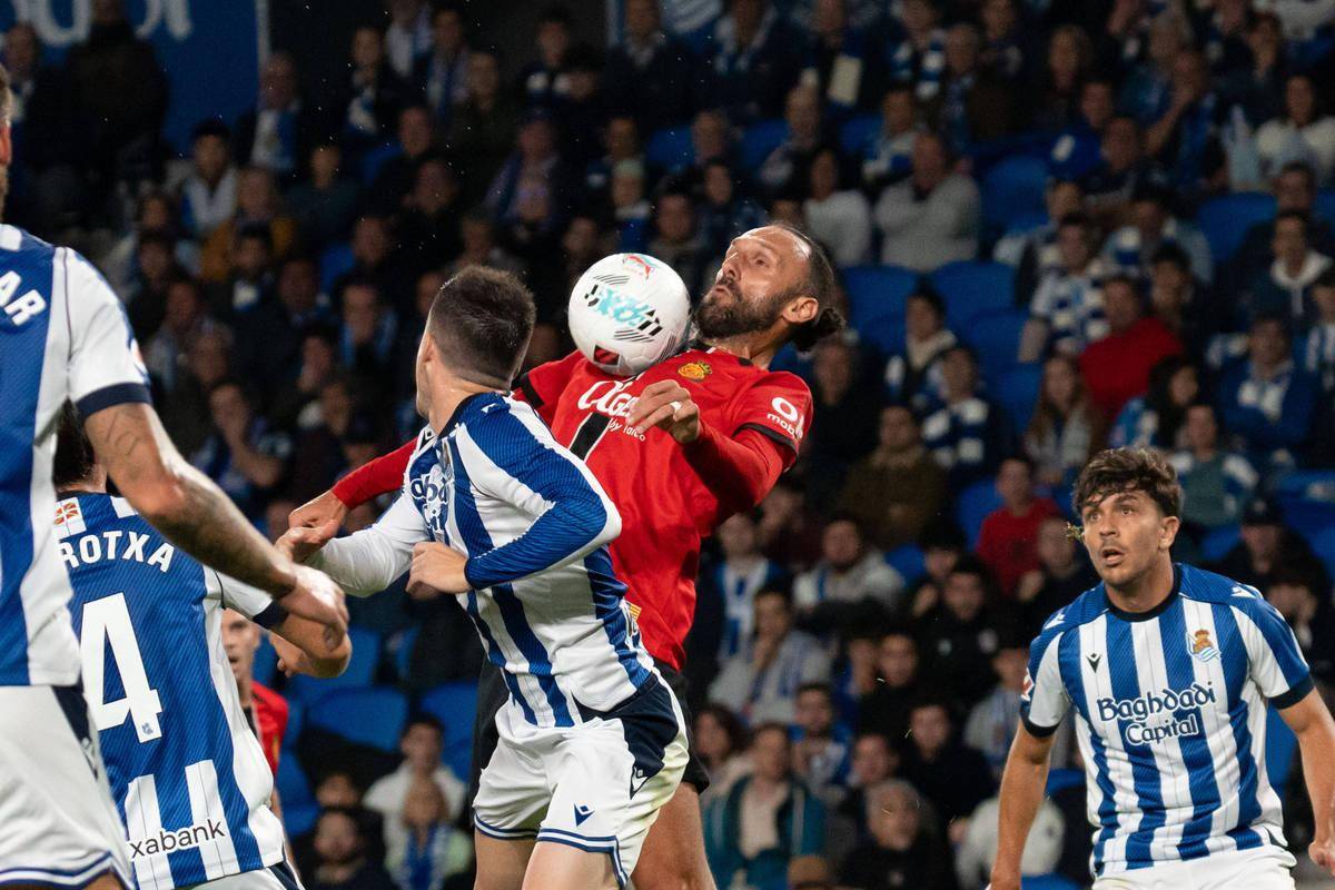 上海久事训练开放日；国际比赛日主帅复盘引欢呼；荷甲在即；控场能力受关注 