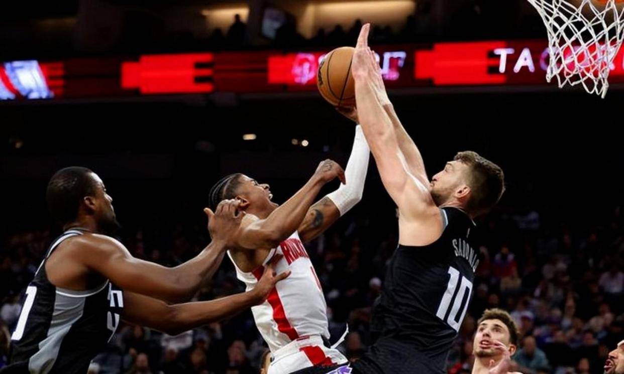 今晨广东宏远调整名单以备NBA常规赛萨克拉门托国王绝杀压哨备战西甲，现场解说直呼：山东泰山完成体检备战中超 